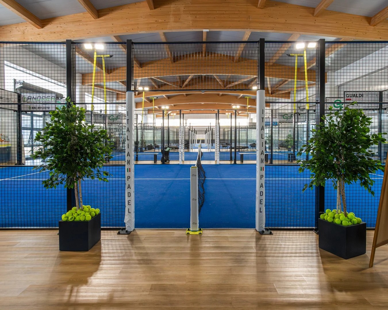 I campi blu coperti del Mirapadel Center